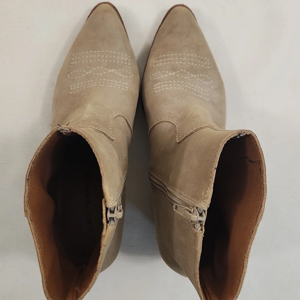 Lucky Brand Goddiy Western Ankle Booties. Taupe Suede. Size 6